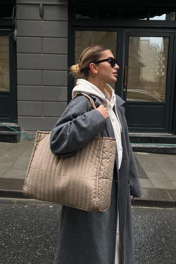 oversized τσάντες-τάσεις-στις-τσάντες-και-στα-τσαντάκια-Φθινόπωρο-Χειμώνας 2024-2025-ιδέες- oversized τσάντες-τάσεις-στις-τσάντες-και-στα-τσαντάκια-Φθινόπωρο-Χειμώνας 2024-2025-ιδέες-