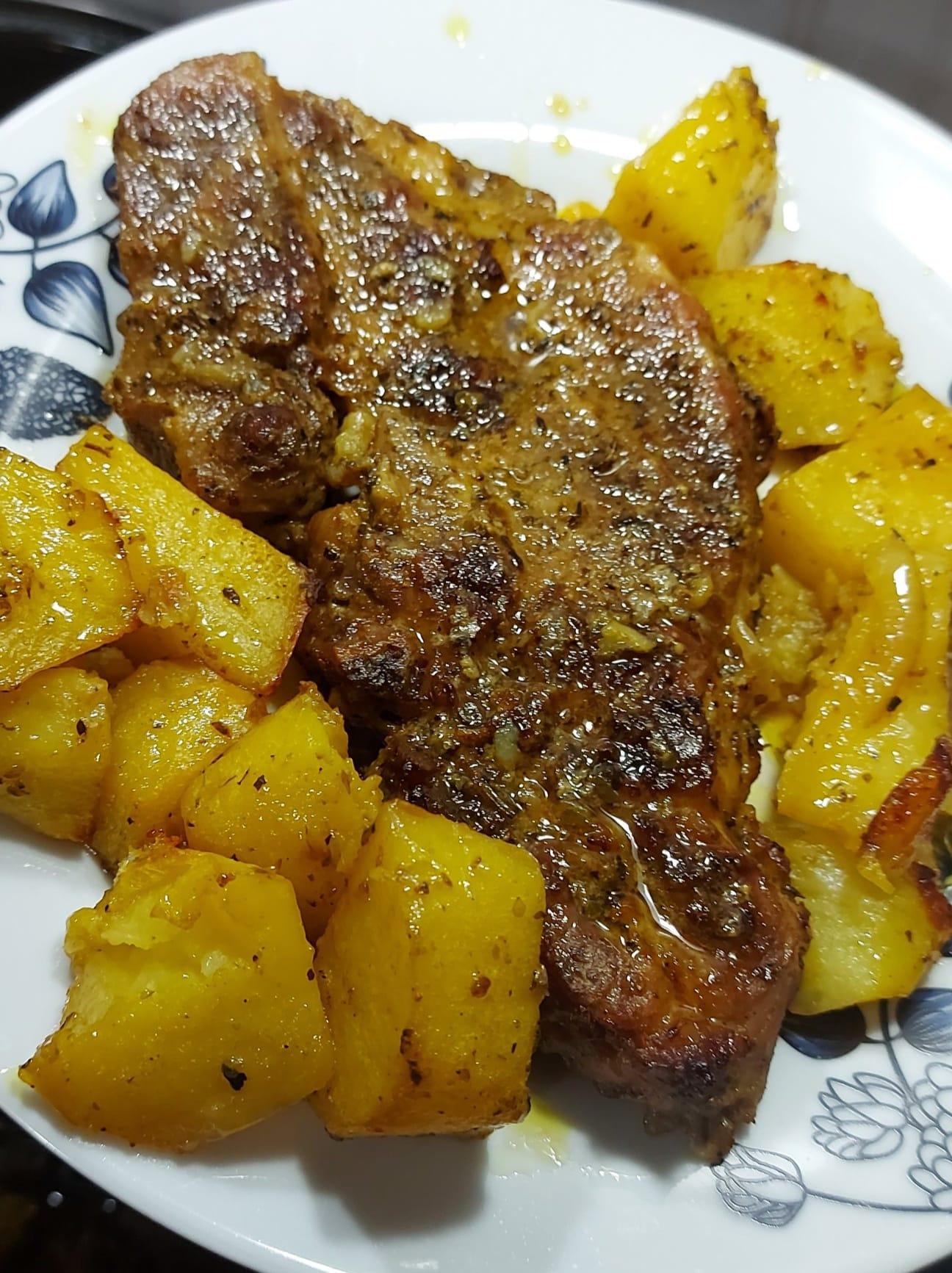 χοιρινές-μπριζόλες λαιμού-με-πατάτες φούρνου-συνταγή- χοιρινές-μπριζόλες λαιμού-με-πατάτες φούρνου-συνταγή-