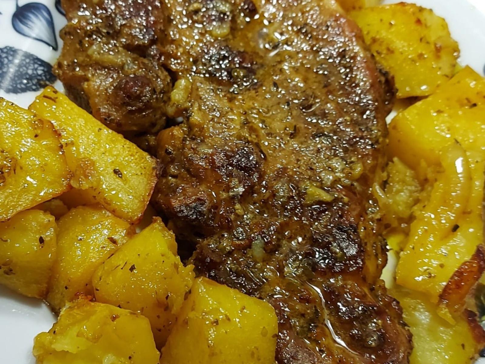 Χοιρινές μπριζόλες λαιμού στο φούρνο με το κόλπο για να βγουν μαλακές