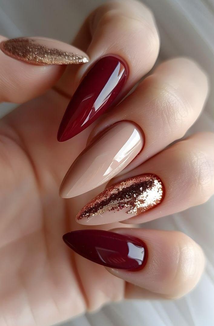 κόκκινα-και-nude νύχια-με-χρυσά-γκλίτερ-ιδέες- κόκκινα-και-nude νύχια-με-χρυσά-γκλίτερ-ιδέες-