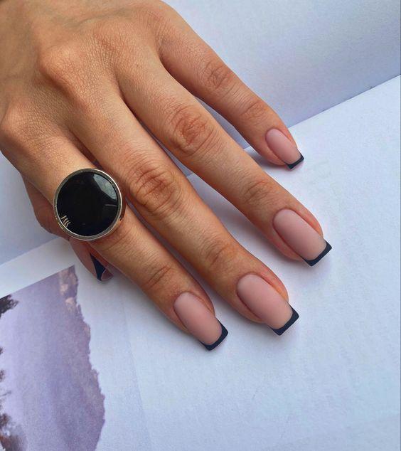 ματ-γαλλικό μανικιούρ-σε-μπεζ-και-μαύρο-ιδέες- ματ-γαλλικό μανικιούρ-σε-μπεζ-και-μαύρο-ιδέες-