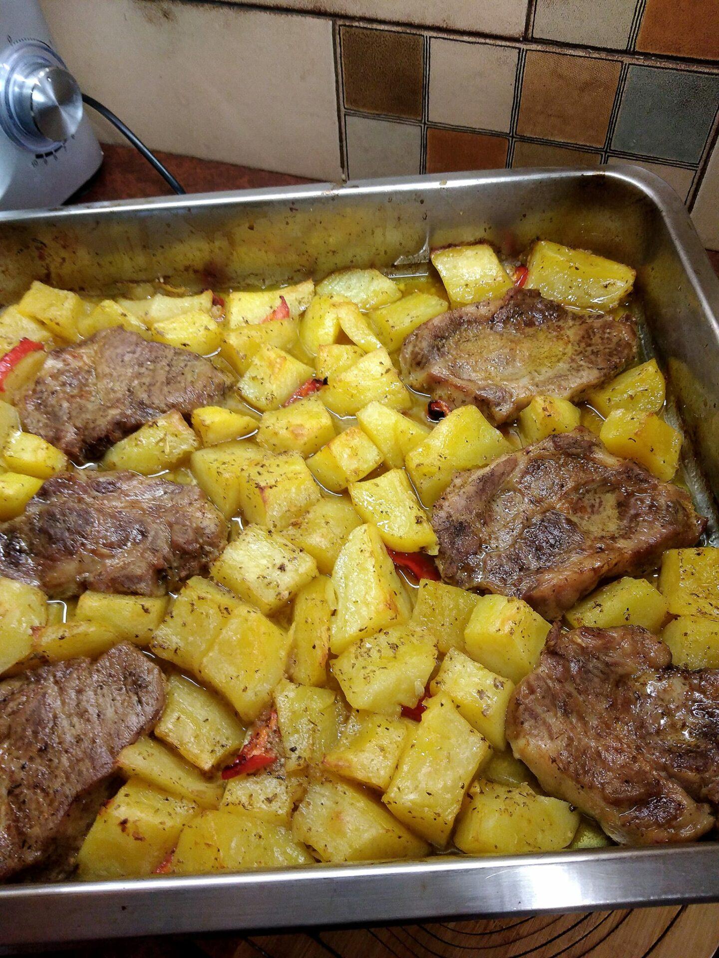 χοιρινές-μπριζόλες-στο-φούρνο-με-πατάτες-κουρκουμά-και-πάπρικα-συνταγή- χοιρινές-μπριζόλες-στο-φούρνο-με-πατάτες-κουρκουμά-και-πάπρικα-συνταγή-