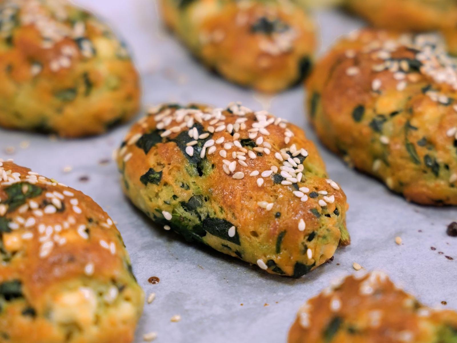Εύκολα σπανακοτυροπιτάκια για το σχολικό κολατσιό