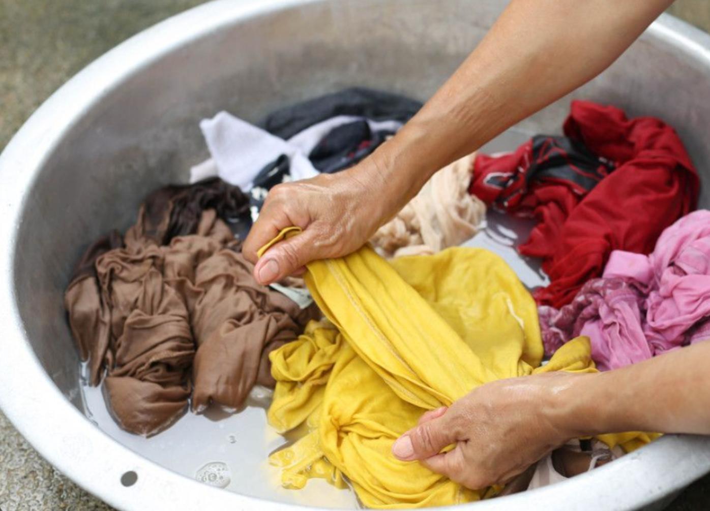 Ρούχα-που-μπήκαν-στο-πλύσιμο-Ένα-conditioner-μαλλιών-μπορεί-να-τα-επαναφέρει-γρήγορα-και-εύκολα Ρούχα-που-μπήκαν-στο-πλύσιμο-Ένα-conditioner-μαλλιών-μπορεί-να-τα-επαναφέρει-γρήγορα-και-εύκολα