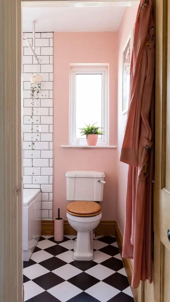 ροδακινί-μπάνιο-με-τούβλα-και-ασπρόμαυρα-πλακάκια-