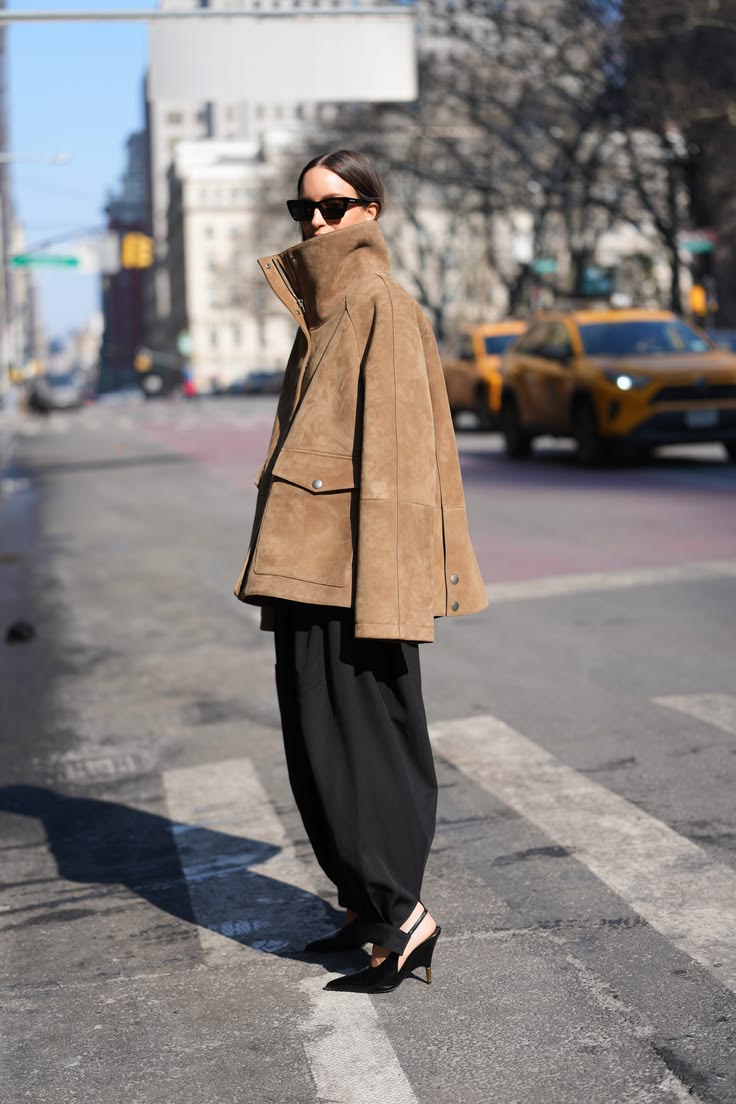 Suede jackets: 15 ιδέες για να συνδυάσεις την απόλυτη τάση του Φετινού Χειμώνα 8 Suede jackets: 14+1ιδέες για να συνδυάσεις την απόλυτη τάση του Φετινού Χειμώνα