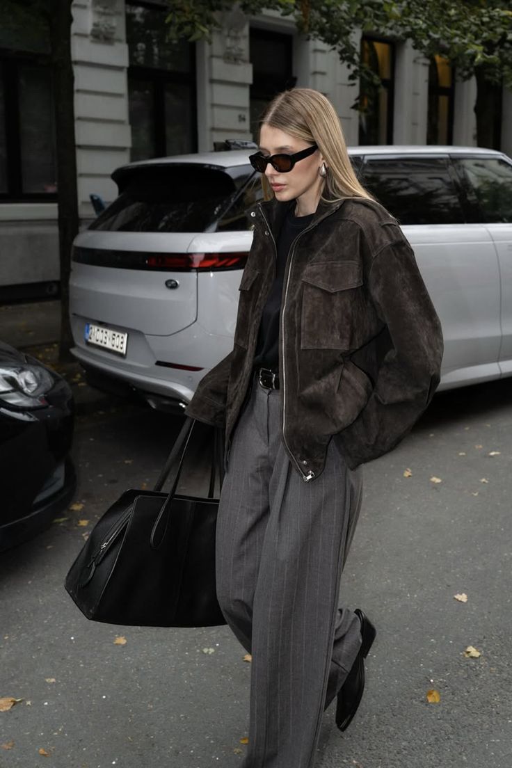Suede jackets: 15 ιδέες για να συνδυάσεις την απόλυτη τάση του Φετινού Χειμώνα 11 Suede jackets: 14+1ιδέες για να συνδυάσεις την απόλυτη τάση του Φετινού Χειμώνα