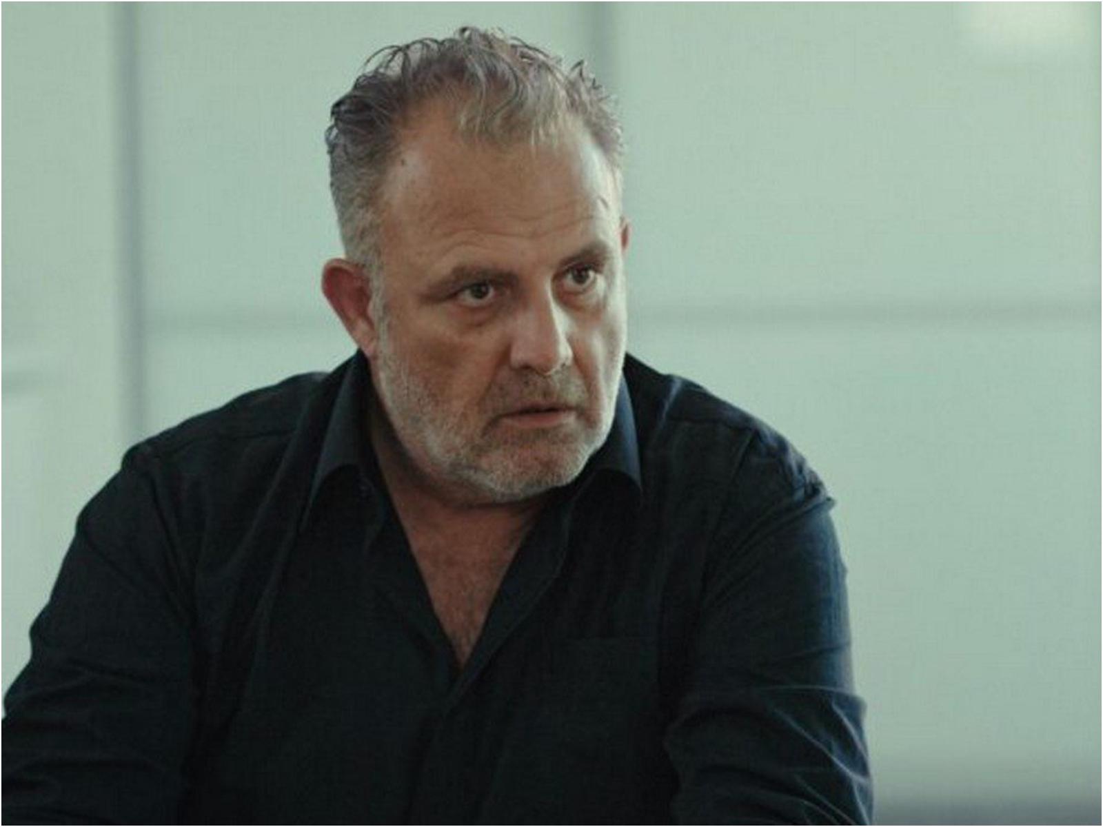 Η Γη της Ελιάς : Ο Δημοσθένης βοηθάει τον Στάθη να βρει τον δράστη της επίθεσης και ο Στάθης τον κάνει μαύρο στο ξύλο