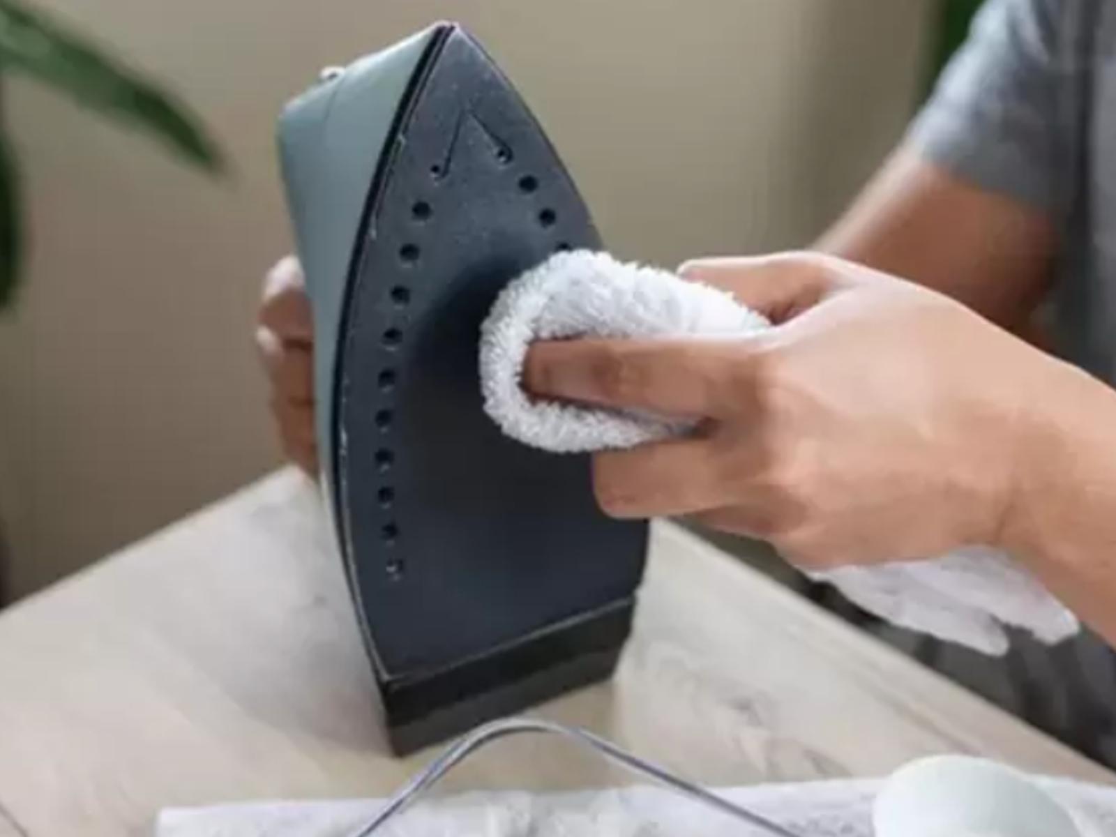 Βρόμικο-σίδερο-ατμού-Με-λεμόνι-ξύδι-μαγειρική-σόδα-θα-μοιάζει-με-καινούργιο Βρόμικο-σίδερο-ατμού-Με-λεμόνι-ξύδι-μαγειρική-σόδα-θα-μοιάζει-με-καινούργιο