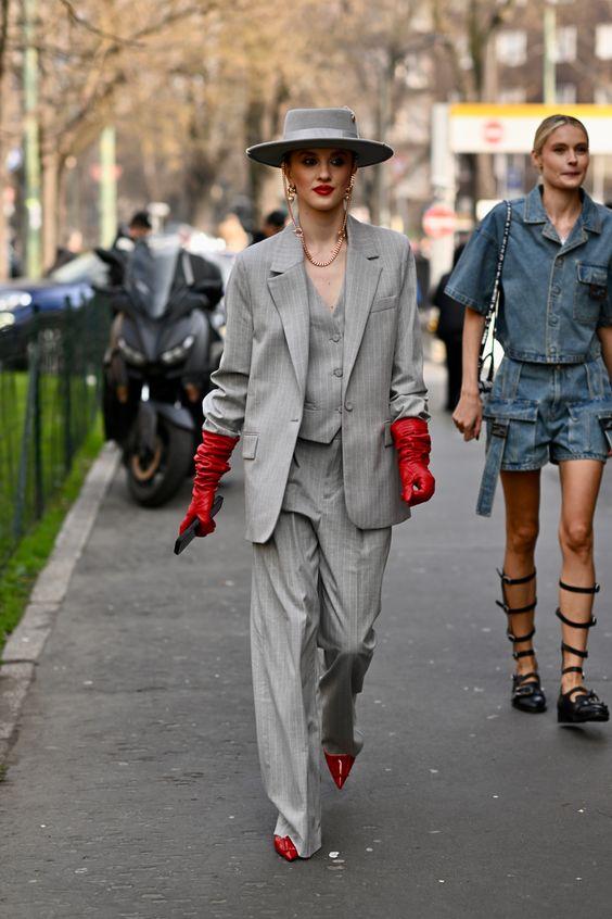 γκρι-σακάκι-και-παντελόνι-με-κόκκινα γάντια-ιδέες- γκρι-σακάκι-και-παντελόνι-με-κόκκινα γάντια-ιδέες-