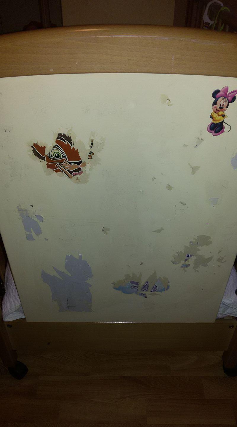 3 Εύκολοι τρόποι να ξεκολλήσετε τα αυτοκόλλητα από τα ντουλάπια