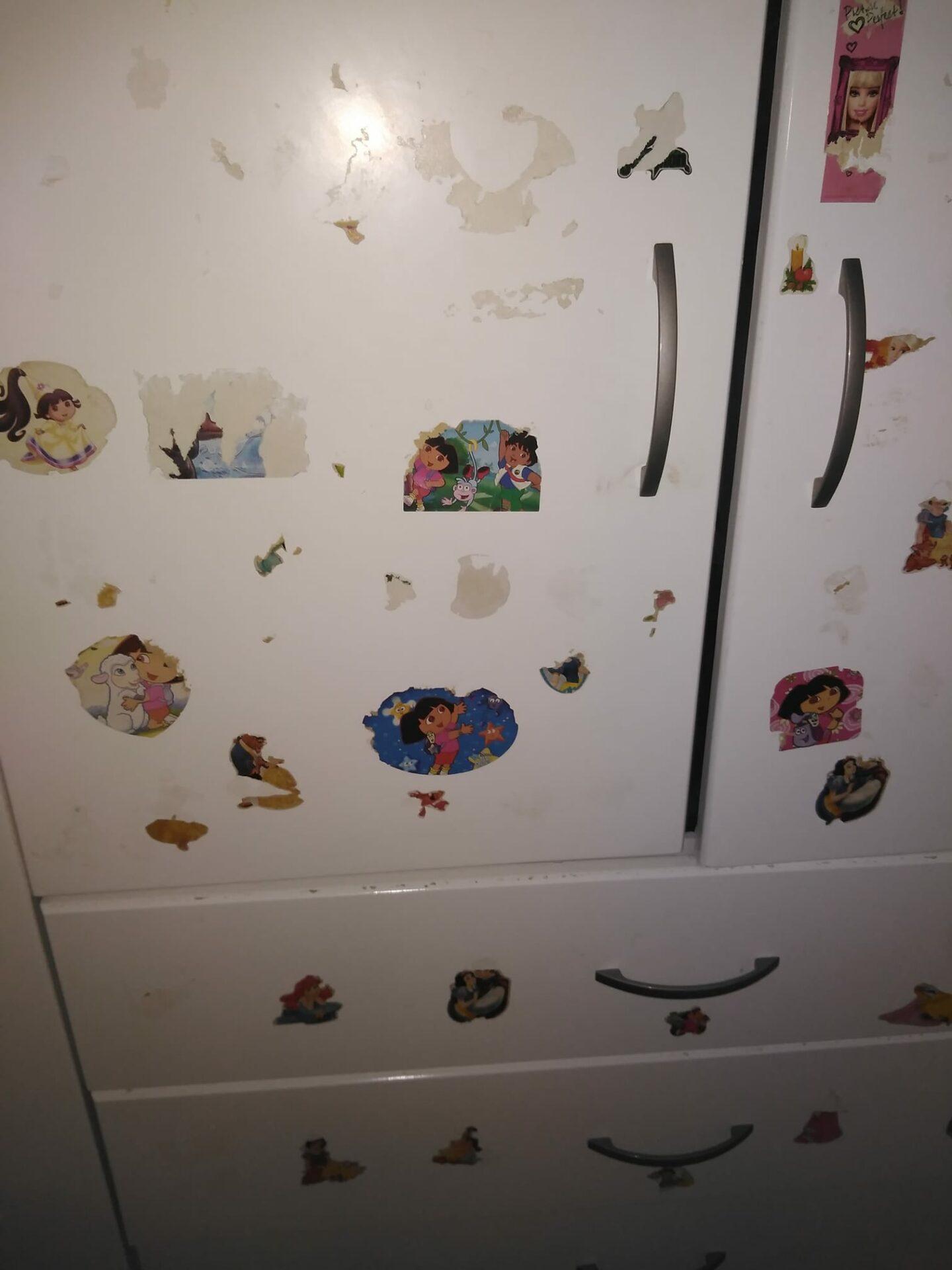 3 Εύκολοι τρόποι να ξεκολλήσετε τα αυτοκόλλητα από τα ντουλάπια