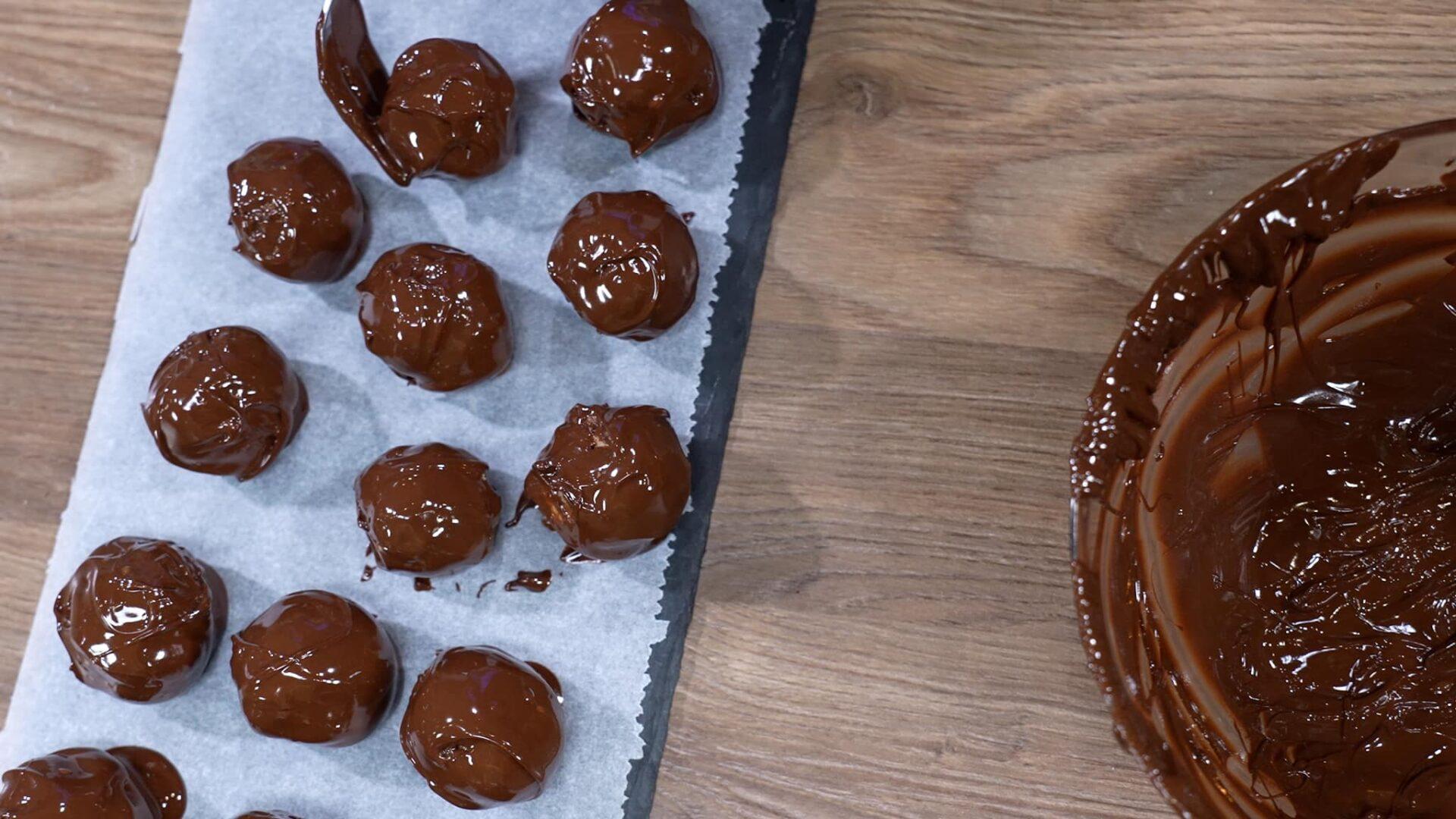 τρουφάκια-χωρίς-ζάχαρη-με-3 υλικά-συνταγή- τρουφάκια-χωρίς-ζάχαρη-με-3 υλικά-συνταγή-