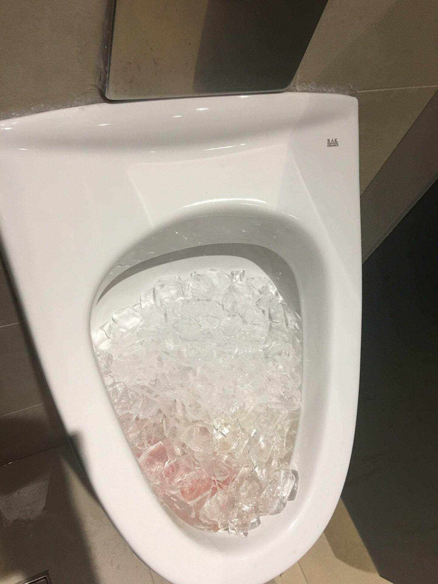 κόλπο-με-παγάκια-στην-τουαλέτα-για-γρήγορο-και-βαθύ-καθαρισμό-χωρίς-δυσάρεστες-οσμές κόλπο-με-παγάκια-στην-τουαλέτα-για-γρήγορο-και-βαθύ-καθαρισμό-χωρίς-δυσάρεστες-οσμές