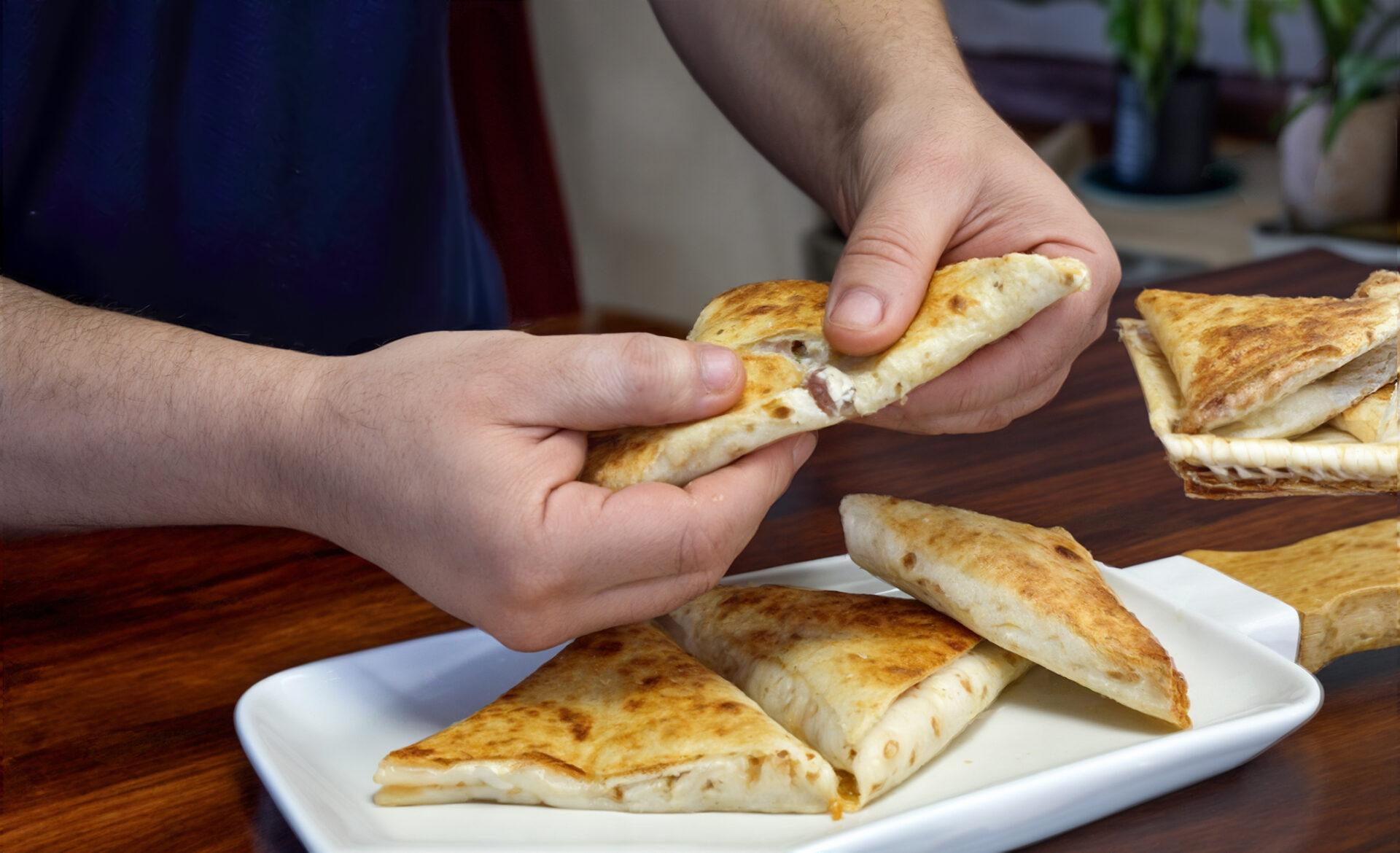 ζαμπονοτυροπιτάκια-με-τορτίγιες-συνταγή- ζαμπονοτυροπιτάκια-με-τορτίγιες-συνταγή-