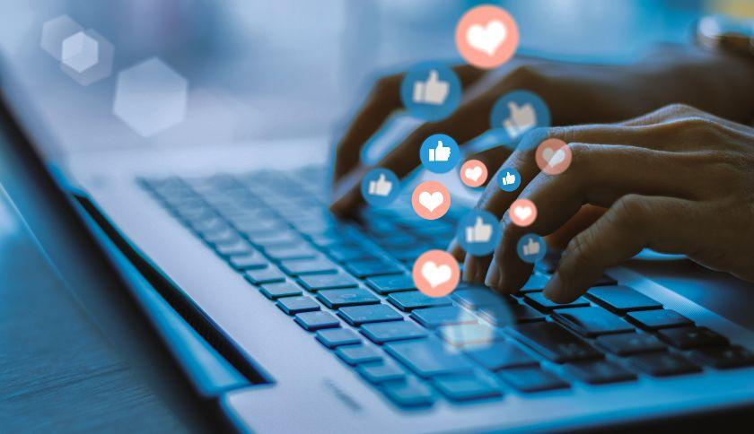 πως-να-καταλάβεις-αν-σε-απατά-στα-social media- πως-να-καταλάβεις-αν-σε-απατά-στα-social media-