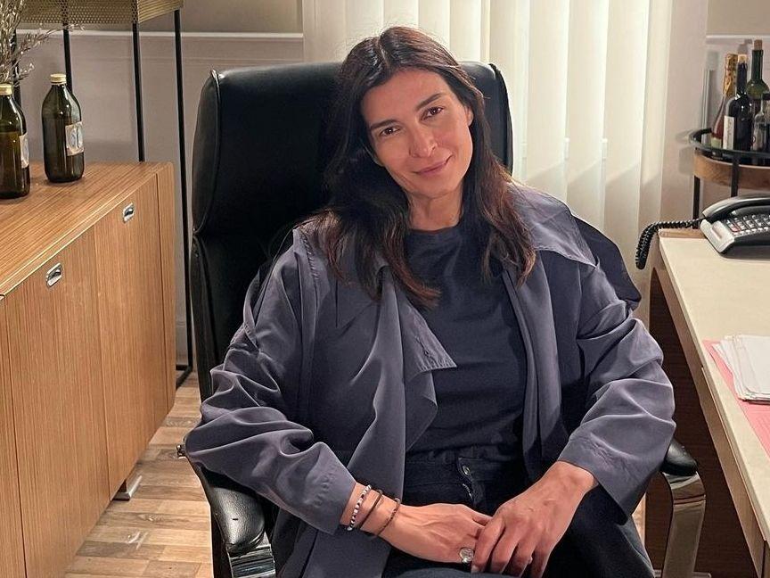 Αντιγόνη Κουλουκάκου-σατέν-μαύρο-πουκάμισο-ιδέες- Αντιγόνη Κουλουκάκου-σατέν-μαύρο-πουκάμισο-ιδέες-