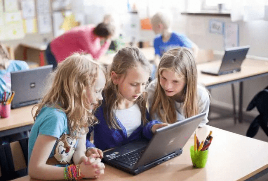 η-δασκάλα-του-παιδιού-δεν-αφήνει-το-παιδί-να-φοράει-μάρκες-για-να-μη-ζηλεύουν-τα-άλλα- η-δασκάλα-του-παιδιού-δεν-αφήνει-το-παιδί-να-φοράει-μάρκες-για-να-μη-ζηλεύουν-τα-άλλα-