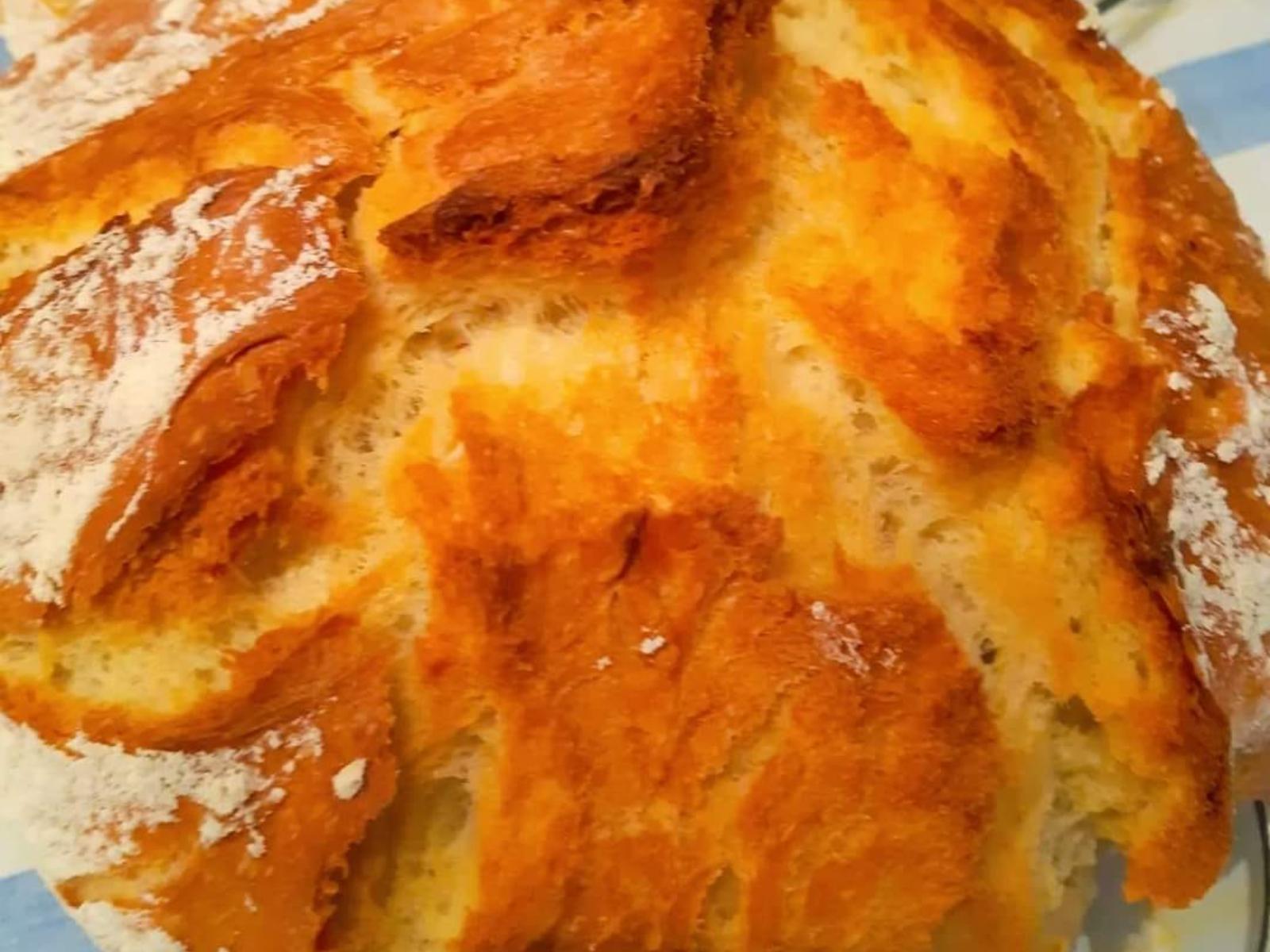 Ψωμί στη γάστρα με ξεροψημένη κόρα