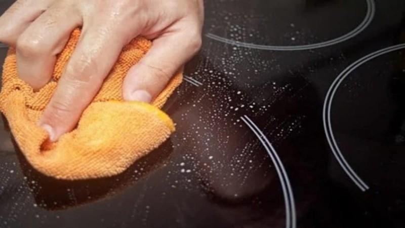 καθάρισε-τις-κεραμικές εστίες-με-μαγειρική σόδα-και-λεμόνι- καθάρισε-τις-κεραμικές εστίες-με-μαγειρική σόδα-και-λεμόνι-