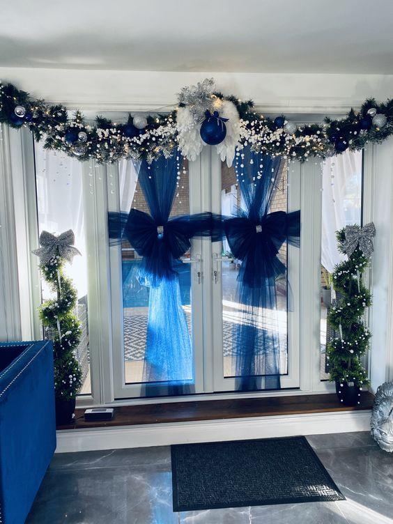 χριστουγεννιάτικες-γιρλάντες-στις-μπαλκονόπορτες-ιδέες- χριστουγεννιάτικες-γιρλάντες-στις-μπαλκονόπορτες-ιδέες-