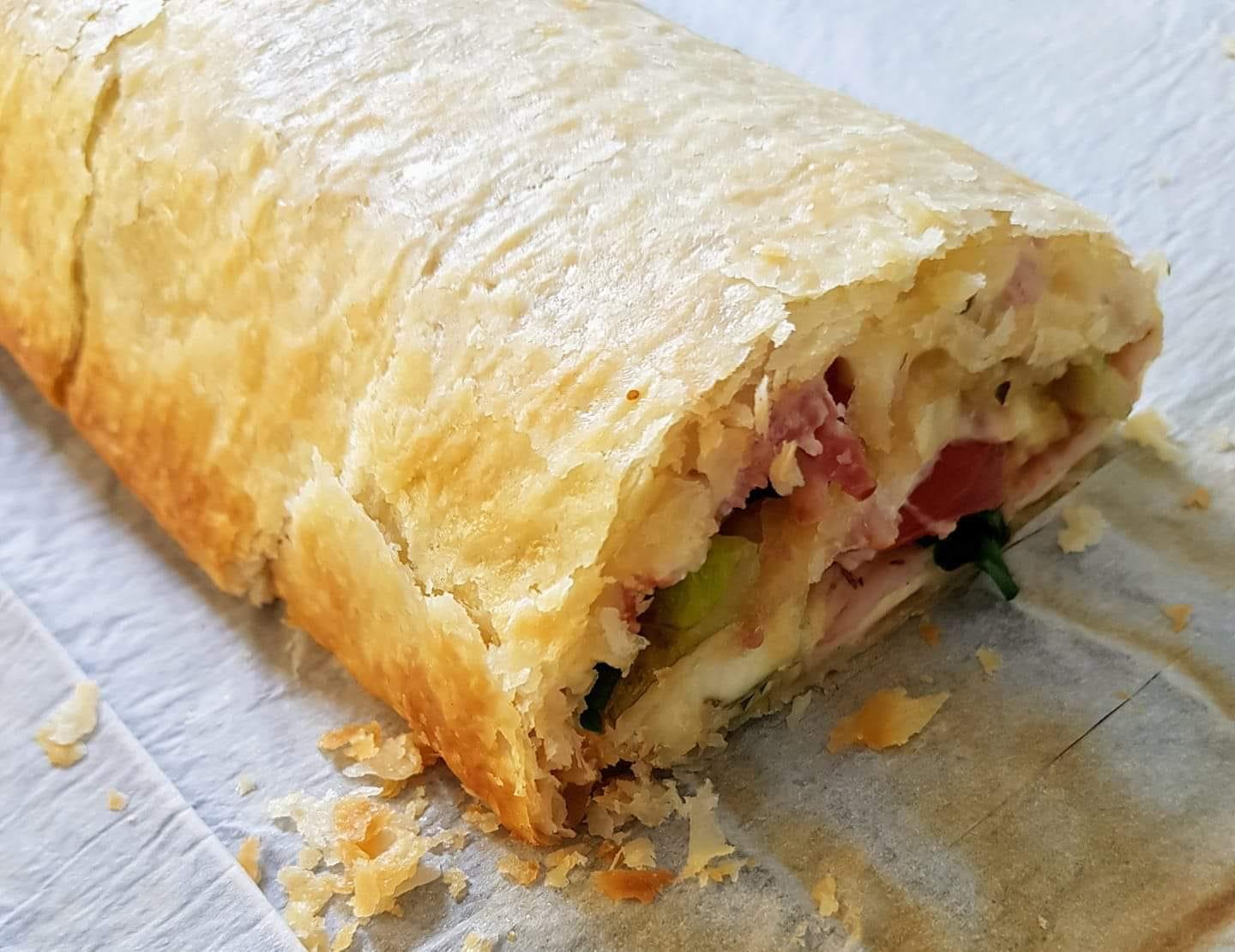 ρολό-σφολιάτας-με-γέμιση πίτσα-συνταγή- ρολό-σφολιάτας-με-γέμιση πίτσα-συνταγή-