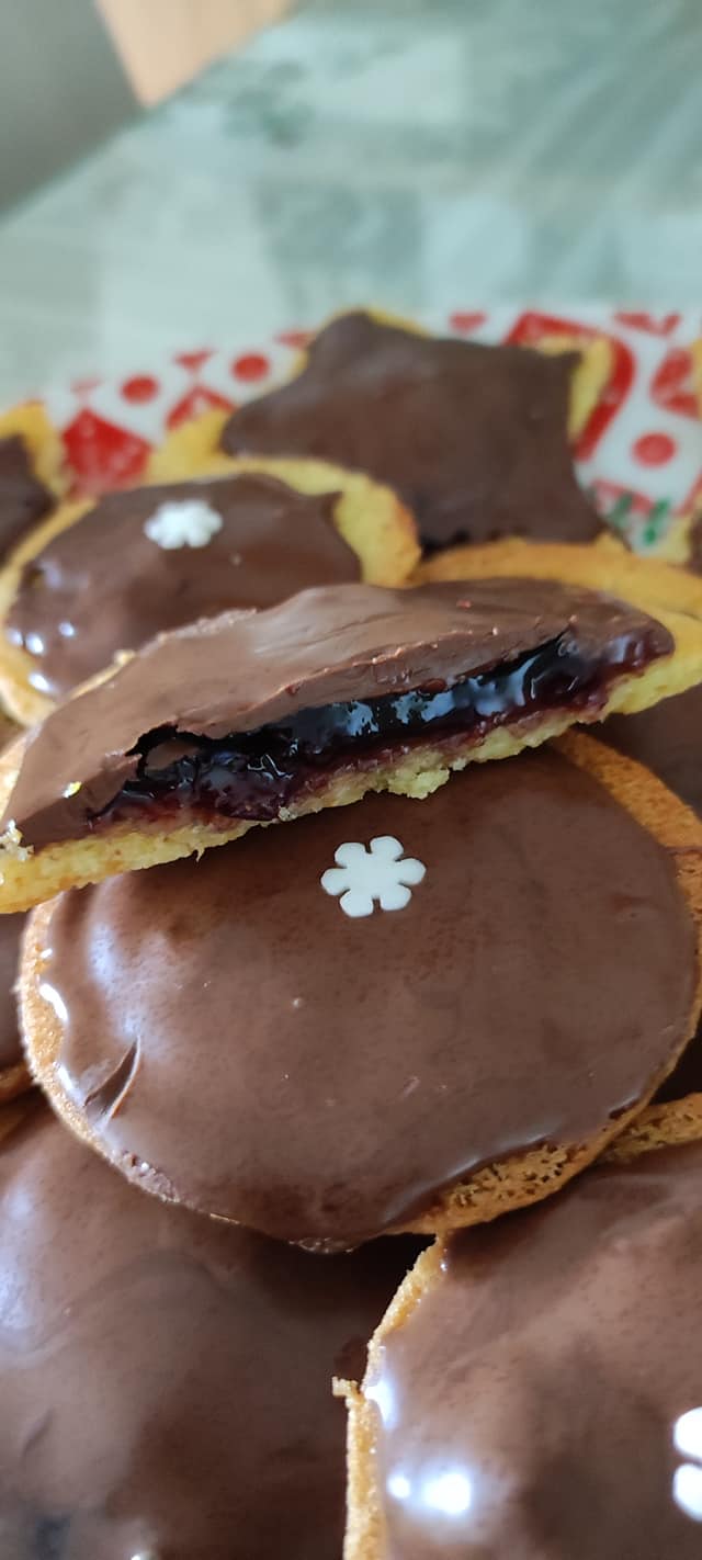 χριστουγεννιάτικα-μπισκότα-με-μαρμελάδα-και-σοκολάτα-συνταγή- χριστουγεννιάτικα-μπισκότα-με-μαρμελάδα-και-σοκολάτα-συνταγή-