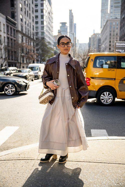 μάξι-μπεζ φόρεμα-με-δερμάτινο jacket-ιδέες- μάξι-μπεζ φόρεμα-με-δερμάτινο jacket-ιδέες-