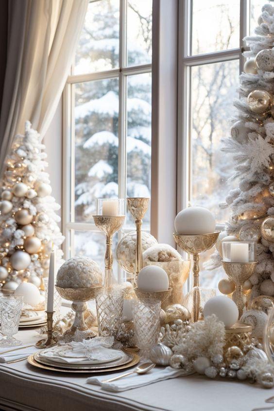 ασημικά-με-χριστουγεννιάτικες μπάλες-στο-χριστουγεννιάτικο τραπέζι-ιδέες- ασημικά-με-χριστουγεννιάτικες μπάλες-στο-χριστουγεννιάτικο τραπέζι-ιδέες-