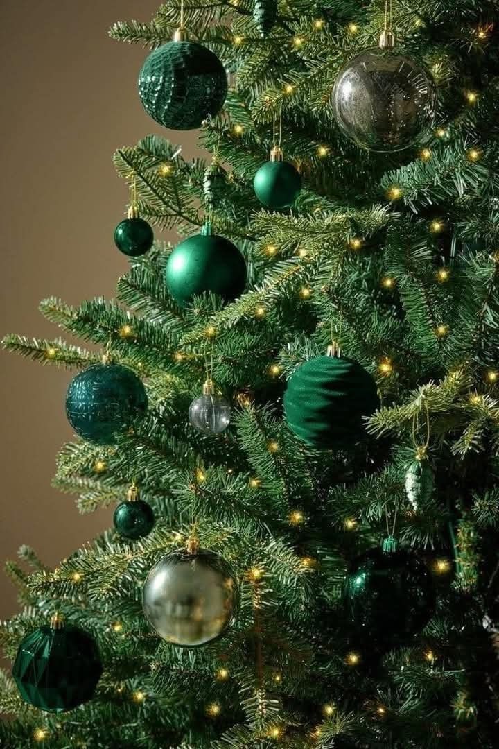 Χριστουγεννιάτική Διακόσμηση: Το emerald green είναι το must χρώμα της γιορτινής σεζόν 7 Χριστουγεννιάτική Διακόσμηση 2024: Το emerald green είναι το must χρώμα της γιορτινής σεζόν