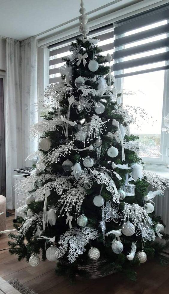 Στολισμός Χριστουγεννιάτικου δέντρου 2024: Όλες οι τάσεις