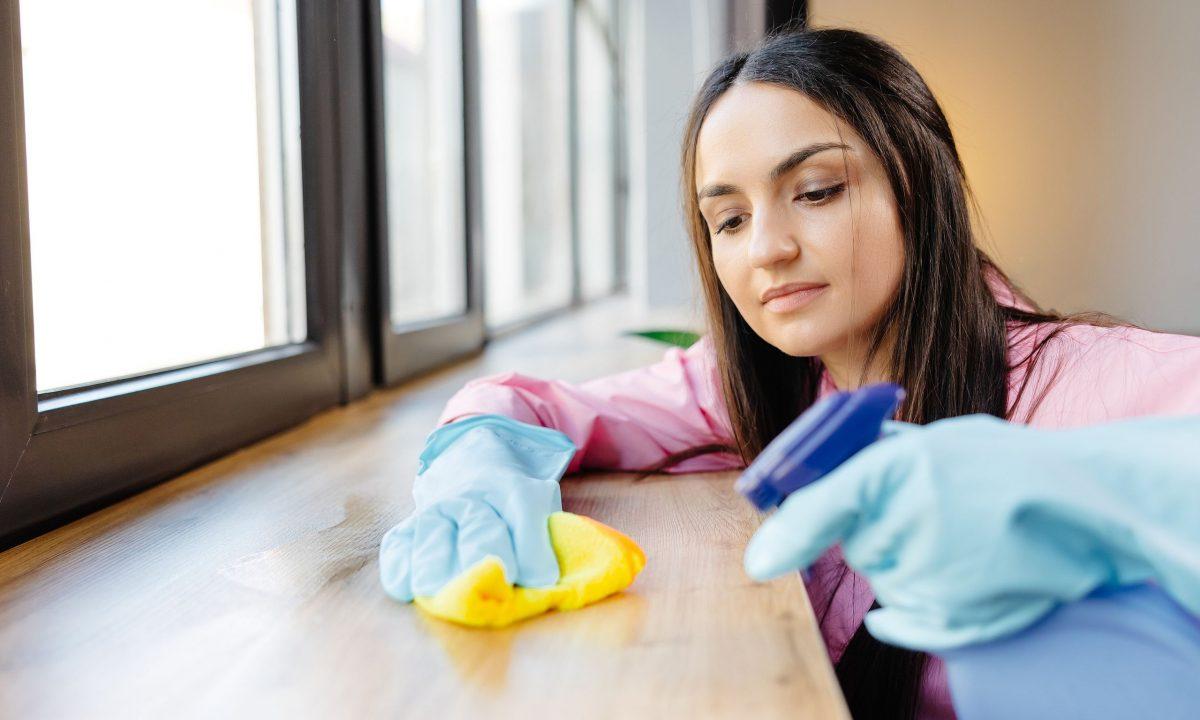 σκόνη-σε-έπιπλα-το-σπιτικό-αντιστατικό-σπρέι-που-θα-την-διώξει σκόνη-σε-έπιπλα-το-σπιτικό-αντιστατικό-σπρέι-που-θα-την-διώξει