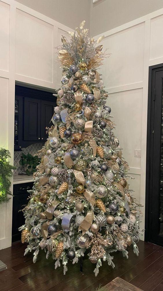 μεταλλικά χρώματα-TikTok trends-στο-Χριστουγεννιάτικο δέντρο-Χριστούγεννα 2024-ιδέες- μεταλλικά χρώματα-TikTok trends-στο-Χριστουγεννιάτικο δέντρο-Χριστούγεννα 2024-ιδέες-