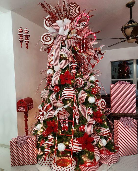 κόκκινο-και-λευκό-TikTok trends-στο-Χριστουγεννιάτικο δέντρο-Χριστούγεννα 2024-ιδέες- κόκκινο-και-λευκό-TikTok trends-στο-Χριστουγεννιάτικο δέντρο-Χριστούγεννα 2024-ιδέες-