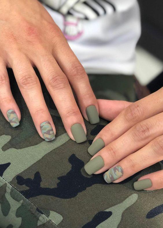 Χακί νύχια: 14+1 ιδέες για μοντέρνο μανικιούρ με γκλίτερ στρας και trendy σχέδια Χακί νύχια: 14+1 ιδέες για μοντέρνο μανικιούρ με γκλίτερ στρας και trendy σχέδια
