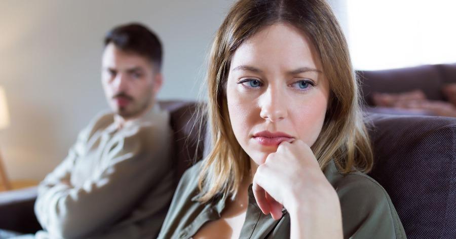 Ο άντρας μου δεν μ αφήνει να στολίσω για τα Χριστούγεννα για να μην κάψουμε ρεύμα