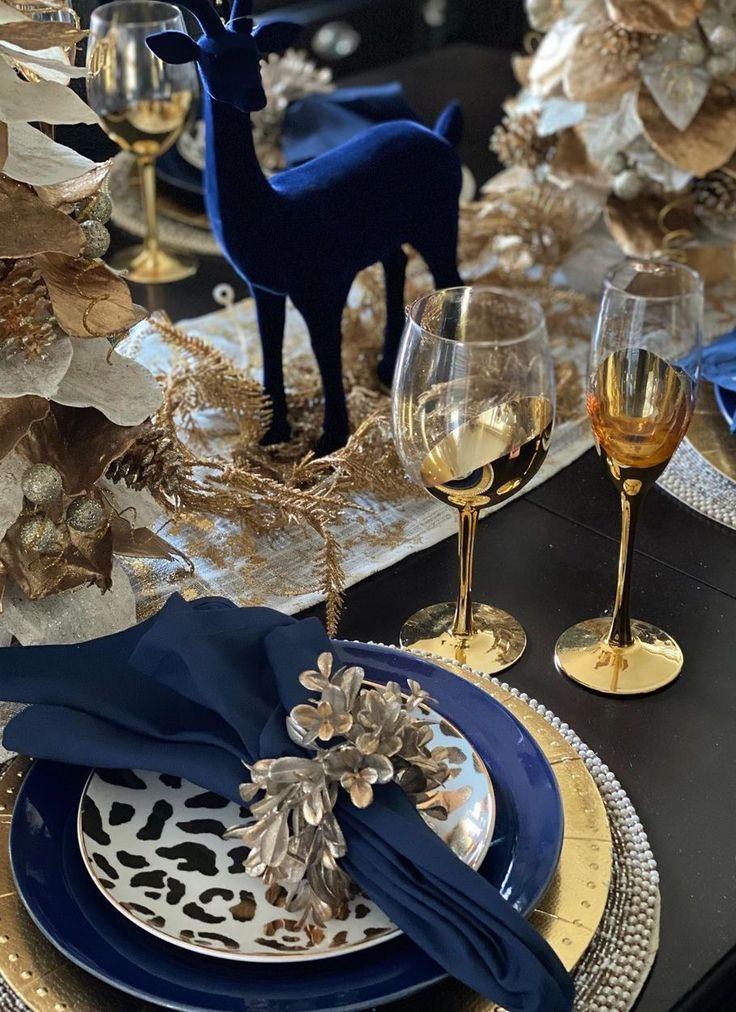 Χριστουγεννιάτικο-τραπέζι-σε-royal μπλε-και-χρυσό-Ιδέες-διακόσμησης Χριστουγεννιάτικο-τραπέζι-σε-royal μπλε-και-χρυσό-Ιδέες-διακόσμησης