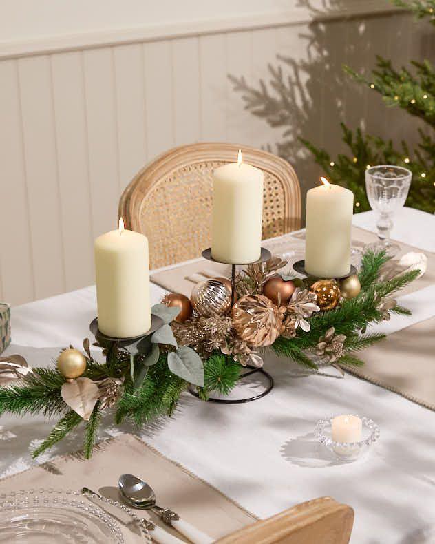λευκά-κεριά-στο-χριστουγεννιάτικο τραπέζι-με-μεταλλικά-στολίδια-ιδέες- λευκά-κεριά-στο-χριστουγεννιάτικο τραπέζι-με-μεταλλικά-στολίδια-ιδέες-