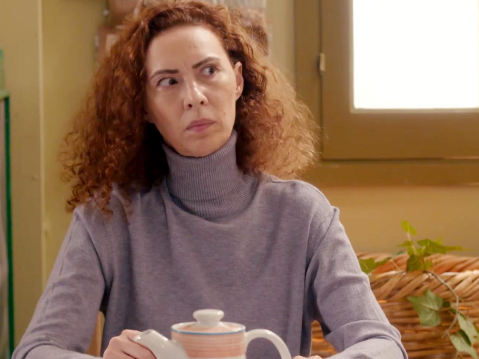 Η Γη της Ελιάς : Η Αρετή βρίζεται άσχημα με την Βασιλική ενώπιον του παπά