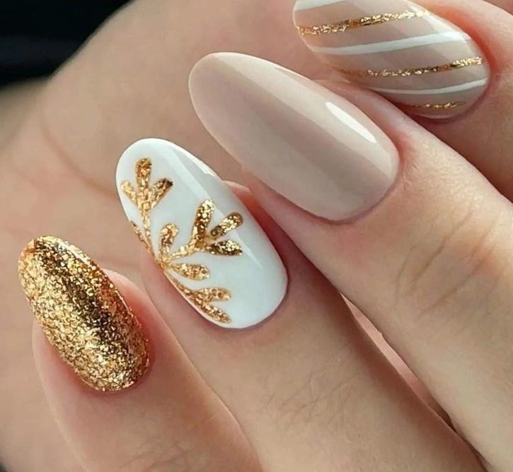 nude-γιορτινό-μανικιούρ-με-χρυσό γκλίτερ-χριστουγεννιάτικα σχέδια-ιδέες- nude-γιορτινό-μανικιούρ-με-χρυσό γκλίτερ-χριστουγεννιάτικα σχέδια-ιδέες-