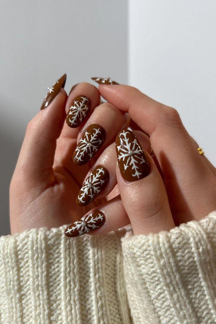 καφέ-χριστουγεννιάτικα νύχια-με-χιονονιφάδες-ιδέες- καφέ-χριστουγεννιάτικα νύχια-με-χιονονιφάδες-ιδέες-