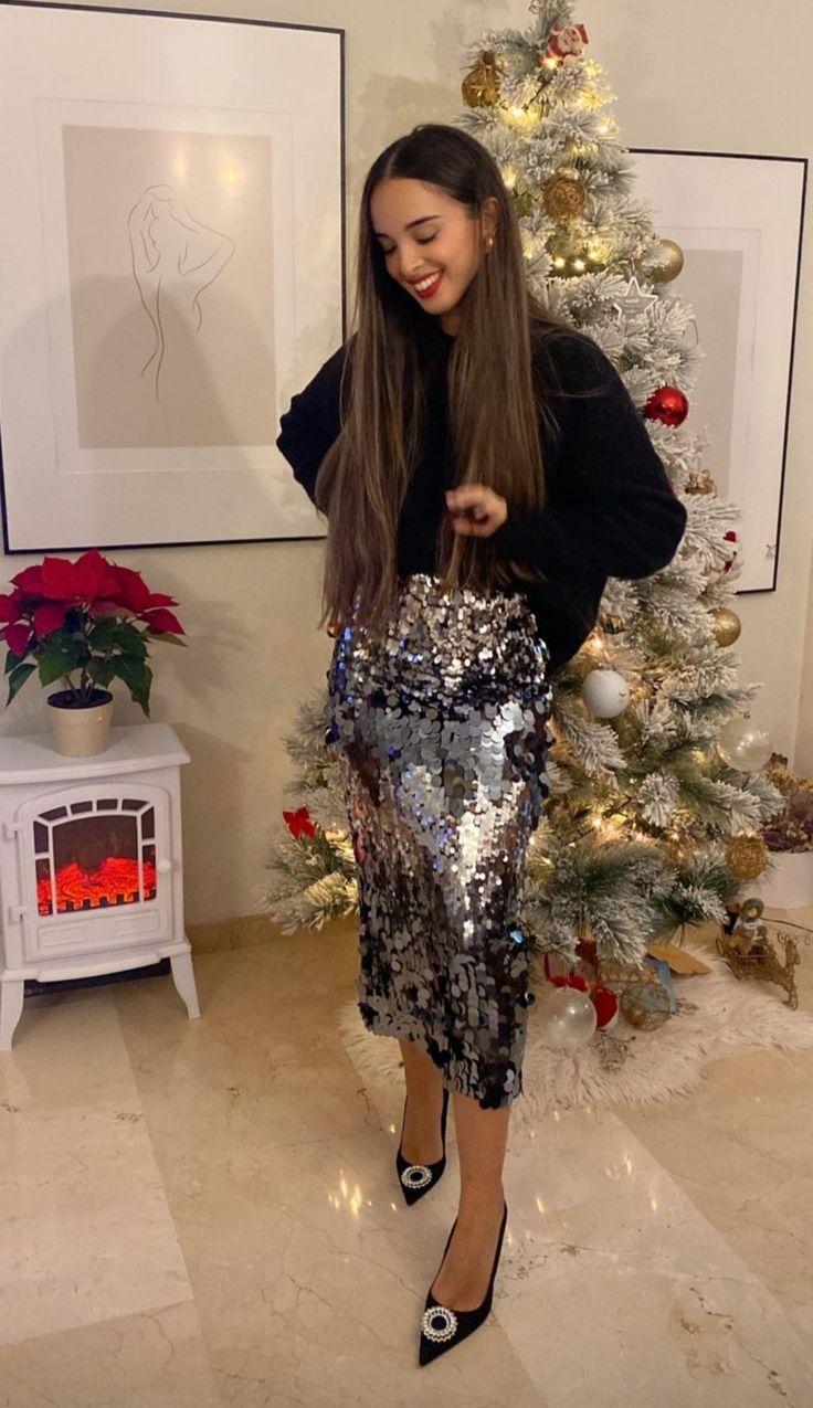 μάξι-φούστα-με-ασημί παγέτα-και-μαύρο-βελουτέ πουλόβερ-για-τα-Χριστούγεννα 2024-ιδέες- μάξι-φούστα-με-ασημί παγέτα-και-μαύρο-βελουτέ πουλόβερ-για-τα-Χριστούγεννα 2024-ιδέες-