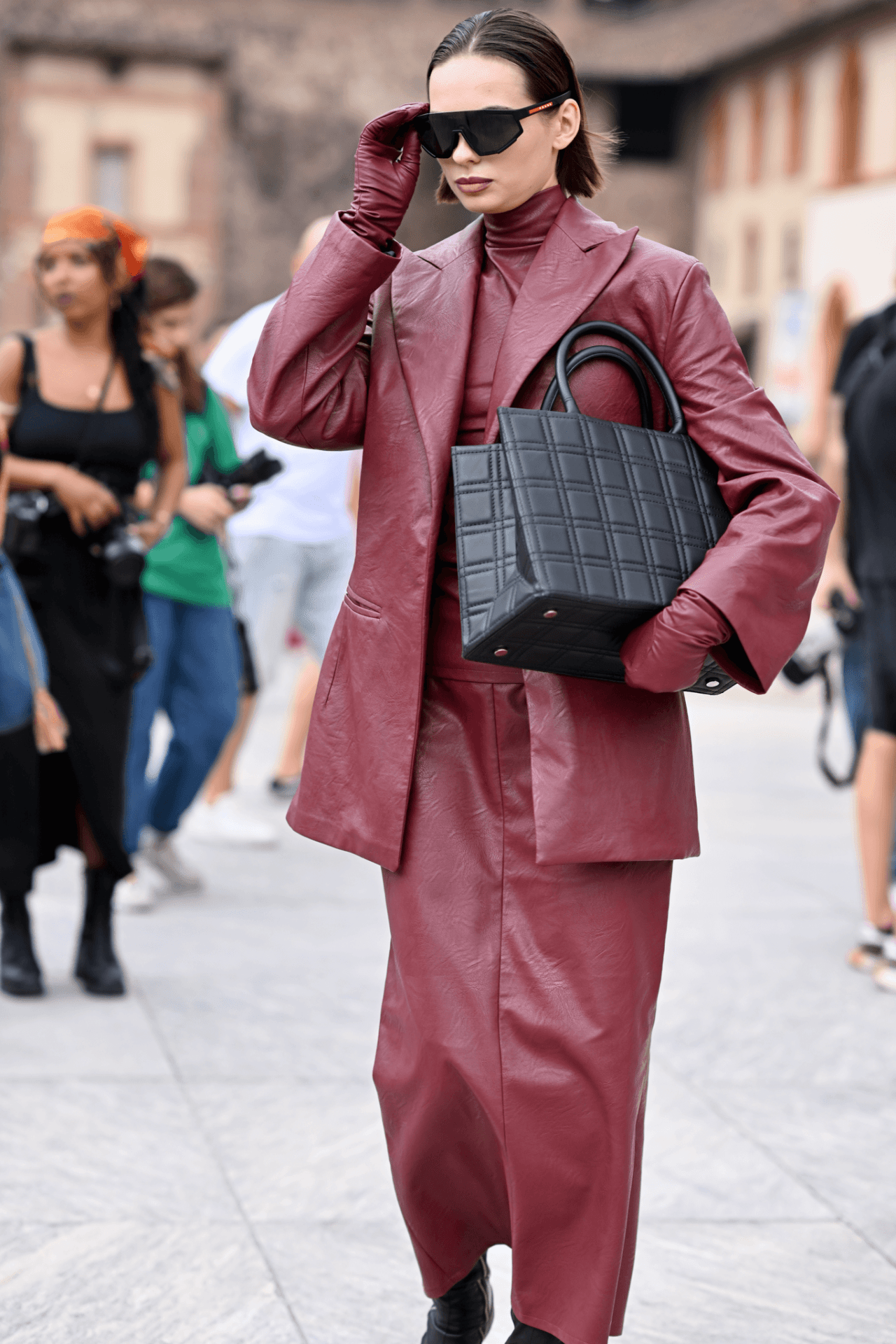 βουργουνδί-δερμάτινη-φούστα-δερμάτινο-σακάκι-και-μπλούζα ζιβάγκο-ιδέες- βουργουνδί-δερμάτινη-φούστα-δερμάτινο-σακάκι-και-μπλούζα ζιβάγκο-ιδέες-