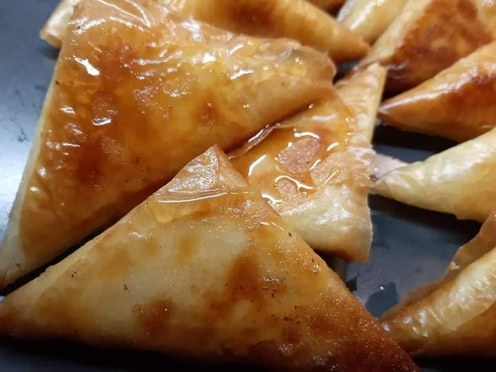 τυροπιτάκια-με-φύλλο κρούστας-και-μέλι-συνταγή- τυροπιτάκια-με-φύλλο κρούστας-και-μέλι-συνταγή-