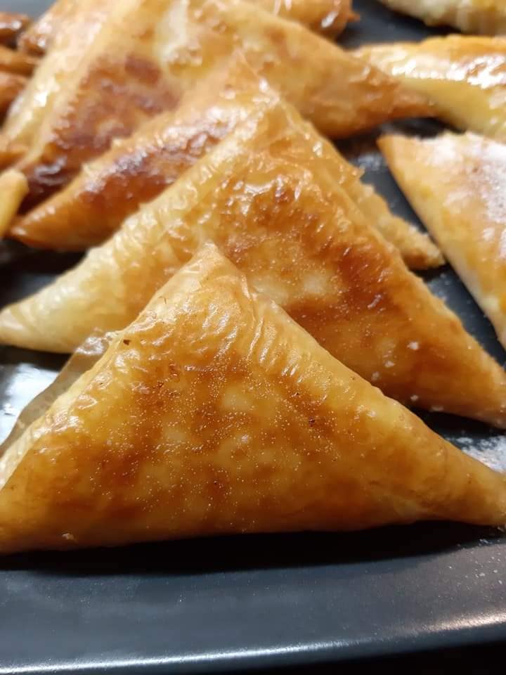 τυροπιτάκια-με-φύλλο κρούστας-και-μέλι-συνταγή- τυροπιτάκια-με-φύλλο κρούστας-και-μέλι-συνταγή-