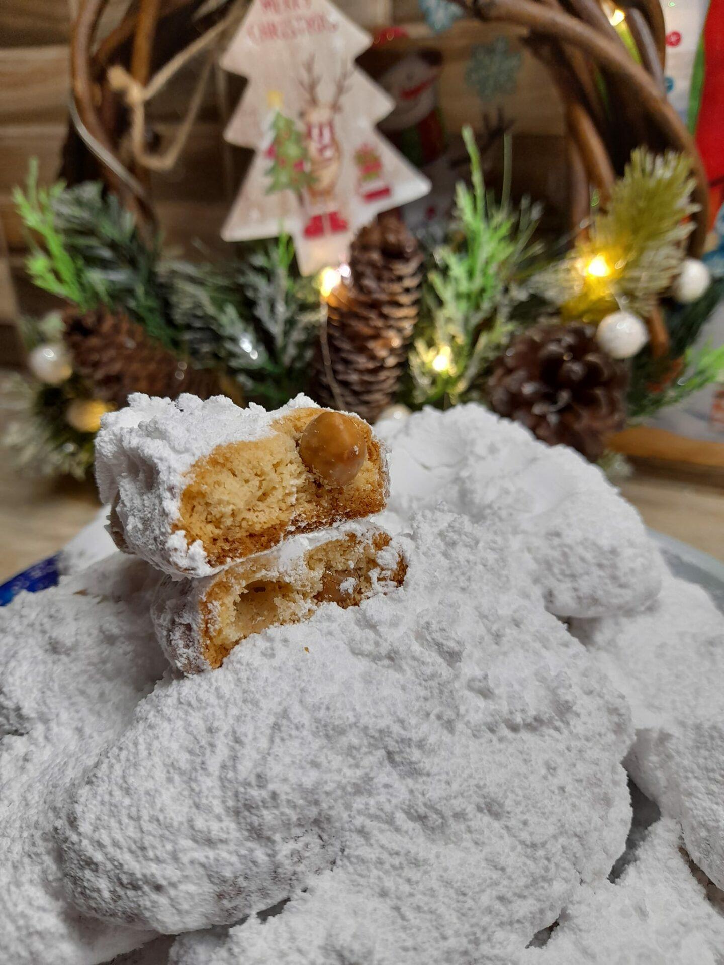 κουραμπιέδες-με-ολόκληρο αμύγδαλο-συνταγή- κουραμπιέδες-με-ολόκληρο αμύγδαλο-συνταγή-