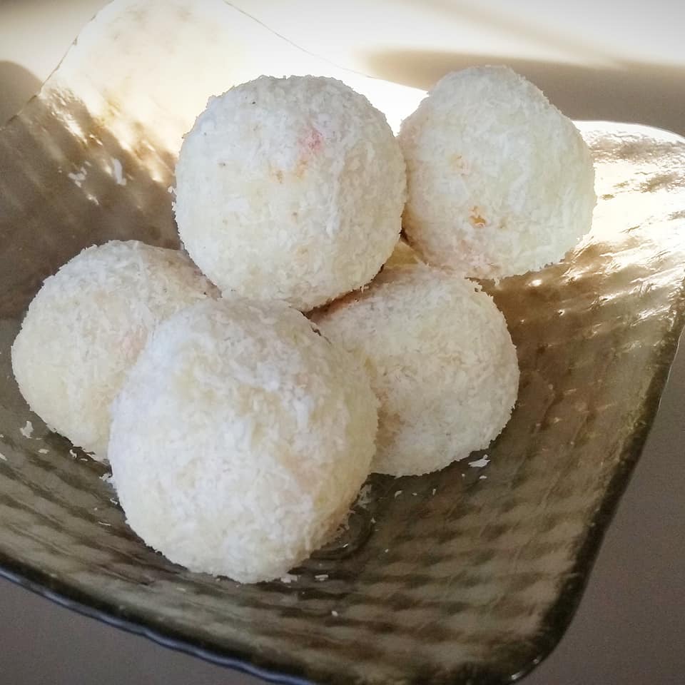 τρούφες-με-λευκή σοκολάτα-και-ινδοκάρυδο-συνταγή- τρούφες-με-λευκή σοκολάτα-και-ινδοκάρυδο-συνταγή-