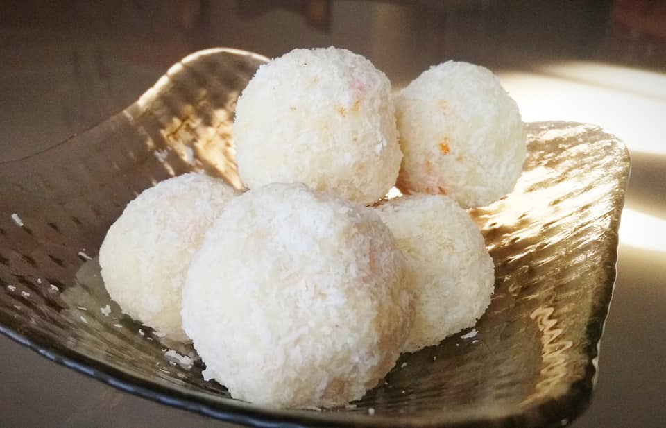 τρούφες-με-λευκή σοκολάτα-και-ινδοκάρυδο-συνταγή- τρούφες-με-λευκή σοκολάτα-και-ινδοκάρυδο-συνταγή-