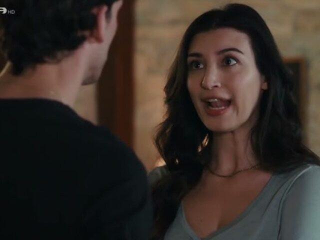 Η Γη της Ελιάς : H Αφροδίτη κρατά το μωρό του Χρήστου