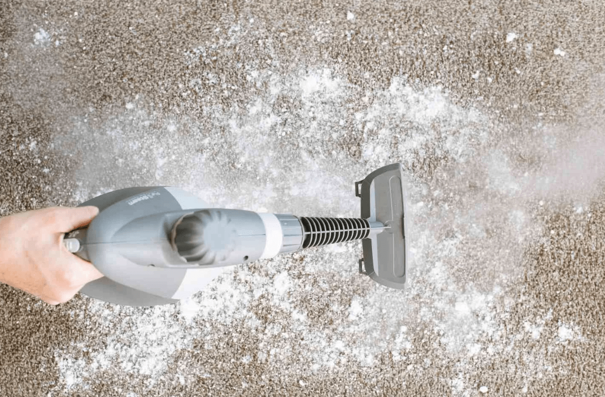 Σπιτικά καθαριστικά για μούχλα υγρασία και κλεισούρα στα χαλιά πριν τα στρώσουμε για τον Χειμώνα